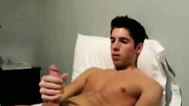 Bel ragazzo bruno si masturba il cazzo duro