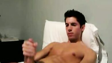 Bel ragazzo bruno si masturba il cazzo duro
