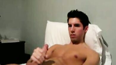 Bel ragazzo bruno si masturba il cazzo duro