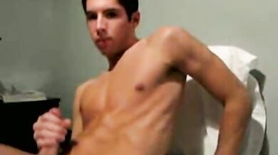 Bel ragazzo bruno si masturba il cazzo duro