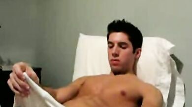 Bel ragazzo bruno si masturba il cazzo duro