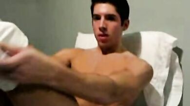 Bel ragazzo bruno si masturba il cazzo duro