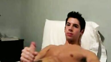 Bel ragazzo bruno si masturba il cazzo duro