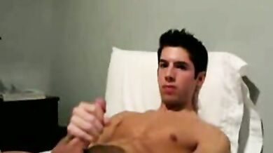 Bel ragazzo bruno si masturba il cazzo duro