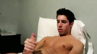 Bel ragazzo bruno si masturba il cazzo duro