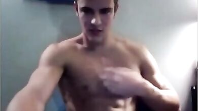 Diciottenne si sega in cam