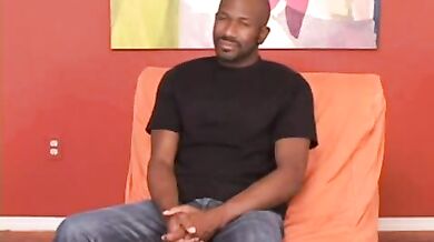 Cinquantenne gay arrapato pompa pisellone nero