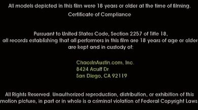 Sborrata gay sul divano di pelle