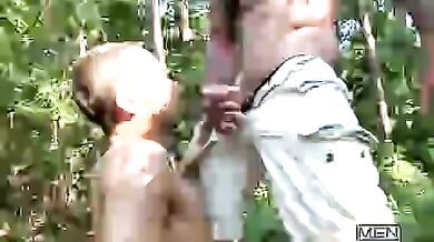 Giovane passivo fottuto in bocca