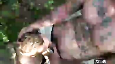 Giovane passivo fottuto in bocca