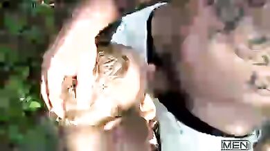 Giovane passivo fottuto in bocca