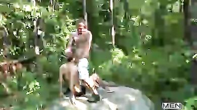 Giovane passivo fottuto in bocca