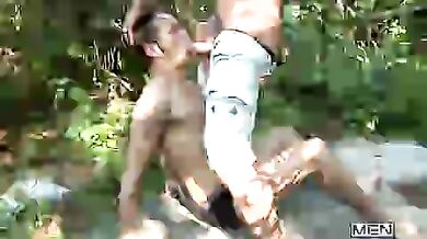 Giovane passivo fottuto in bocca