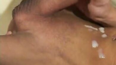 Bellissimo ragazzo biondo si sega il cazzo e si sditalina il culo bagnato