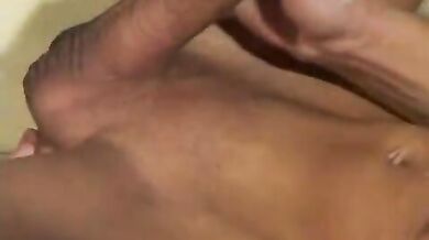 Bellissimo ragazzo biondo si sega il cazzo e si sditalina il culo bagnato