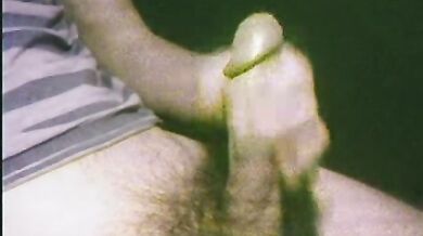 Gay eccitato mostra il suo grosso cazzo in cam