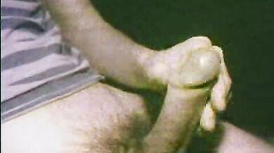 Gay eccitato mostra il suo grosso cazzo in cam