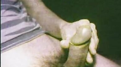 Gay eccitato mostra il suo grosso cazzo in cam