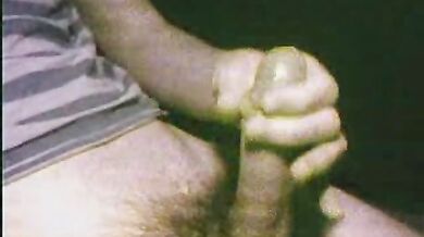 Gay eccitato mostra il suo grosso cazzo in cam