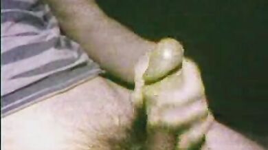 Gay eccitato mostra il suo grosso cazzo in cam