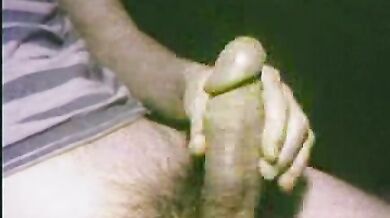 Gay eccitato mostra il suo grosso cazzo in cam