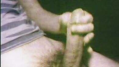 Gay eccitato mostra il suo grosso cazzo in cam