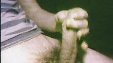 Gay eccitato mostra il suo grosso cazzo in cam