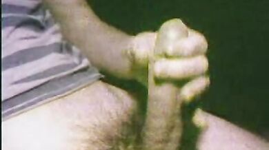 Gay eccitato mostra il suo grosso cazzo in cam