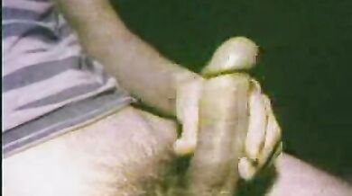 Gay eccitato mostra il suo grosso cazzo in cam