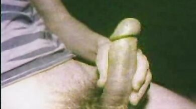 Gay eccitato mostra il suo grosso cazzo in cam