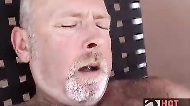 Maturo peloso si fa una sega