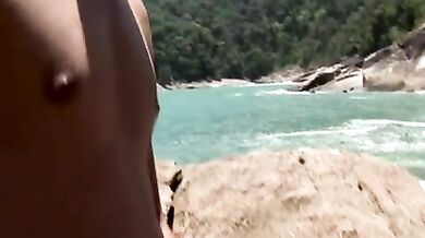 Muscolosi latini scopano su una scogliera