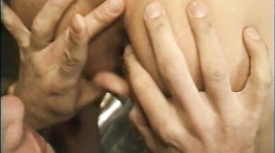 Bel marinaio scopato da ufficiale gay