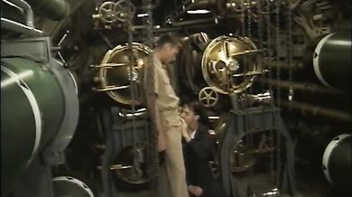 Bel marinaio scopato da ufficiale gay