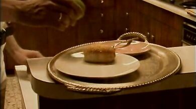 Inculato dal giovanotto che gli porta la colazione