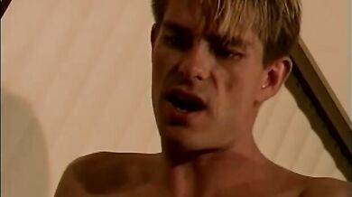 Inculato dal giovanotto che gli porta la colazione