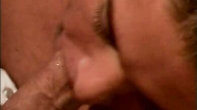 Inculato dal giovanotto che gli porta la colazione