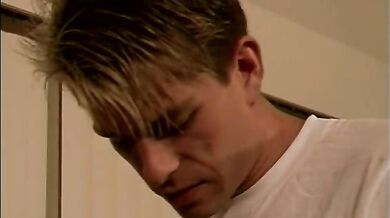 Inculato dal giovanotto che gli porta la colazione