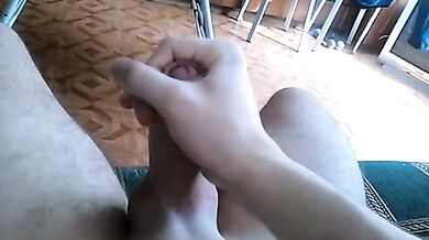 Tanto sperma sulla sua pancia depilata