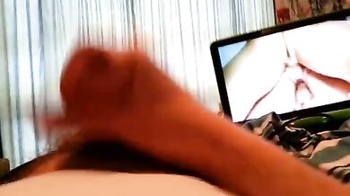 Studente gay si masturba guardando un porno alla tv