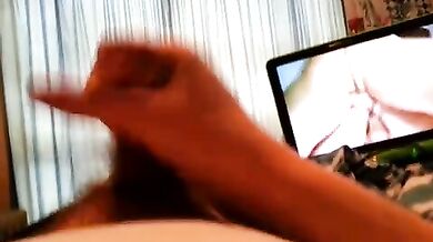 Studente gay si masturba guardando un porno alla tv