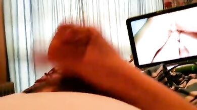 Studente gay si masturba guardando un porno alla tv