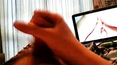 Studente gay si masturba guardando un porno alla tv