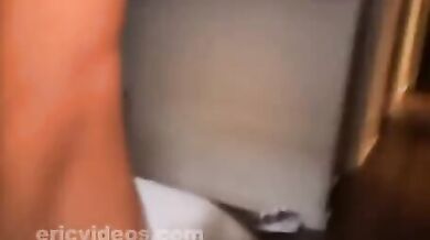 Muscoloso bruno passivo