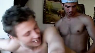 Gli succhia il cazzo e poi lo incula