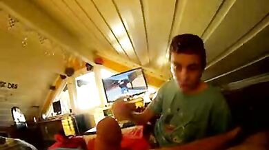 Twink succhia il cazzo al suo migliore amico