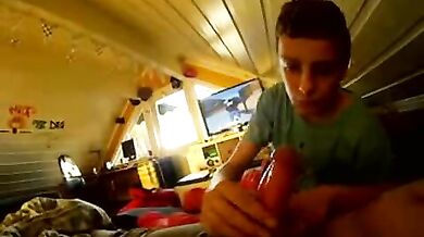 Twink succhia il cazzo al suo migliore amico