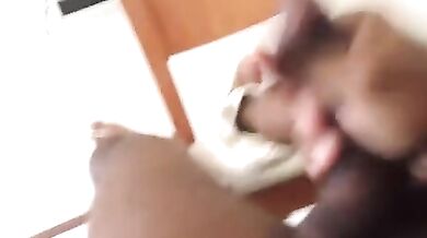 Nero si sega e si sborra sulla pancia