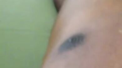 Nero si sega e si sborra sulla pancia