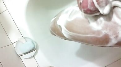 Si insapona il cazzo e si sega